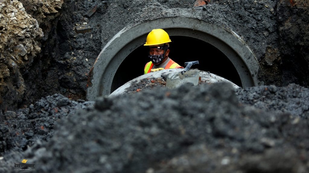 ढलको नाली र खानेपानीको पाइपसँगै विस्तार गर्दा समस्या